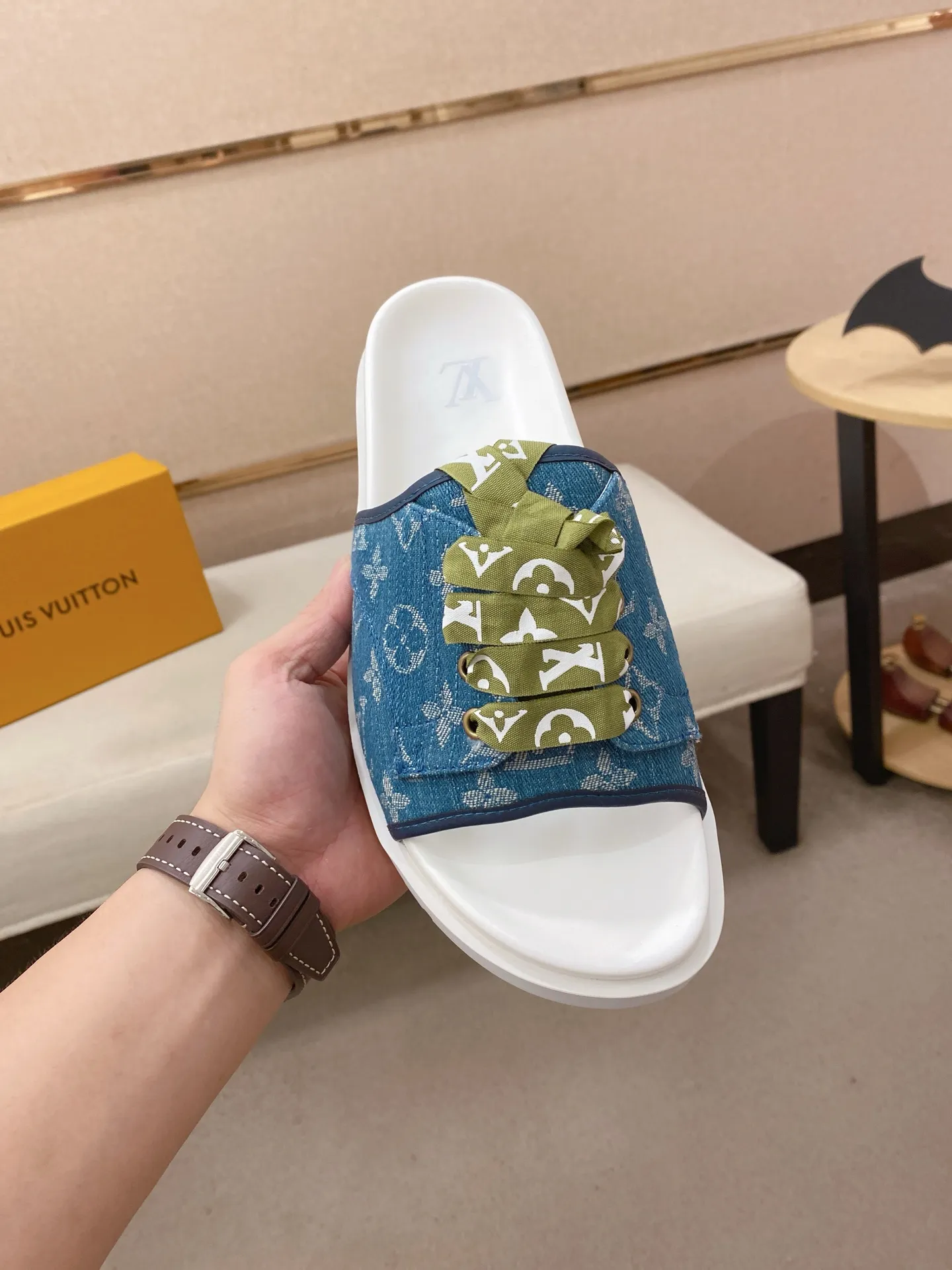 Men's shoes 💰: 340💰Made by LV🔍Top purchasing agents. Men's spring and summer slippers are available at the same counter. The uppers are imported cowhide from Italy, with logo graphics and high-quality craftsmanship. Soles: original soles specially provided by the original factory. Exclusive movable molded soles are super comfortable. Original goods follow orders. 🔍🔍High quality. You can enter and exit the counter at will. Welcome to compare. Size 38-44.